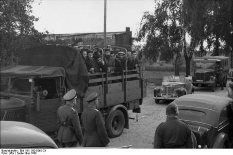  Transport verhafteter Juden auf einem LKW unter Bewachung von Polizei und Sicherheitsdienst. © Bundesarchiv, Bild 101I-380-0069-33 / Lifta / CC-BY-SA 3.0