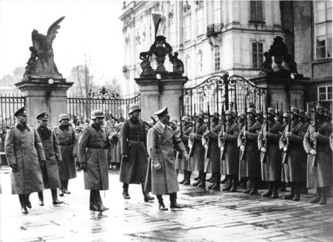 Adolf Hitler auf der Prager Burg am 15.3.1939