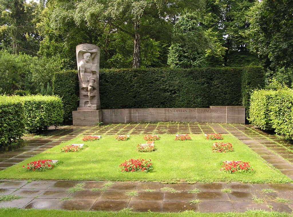 Berlin, Urnenfriedhof Seestraße, Gedenkstätte für die Opfer des 17. Juni 1953. Skulptur: Karl Wenke.
