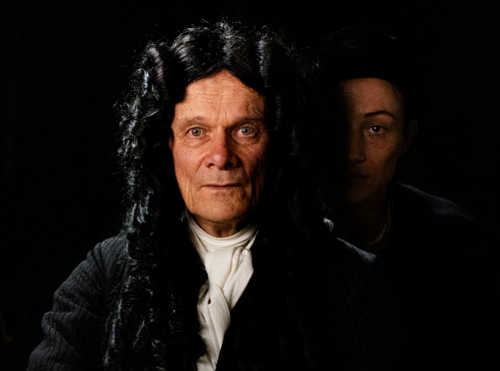 Der Unviersalgelehrte Gottfried Wilhelm Leibniz (Edgar Selge) soll von einer Künstlerin (Aenne Schwarz) porträtiert werden. (©️ Ella Knorz)