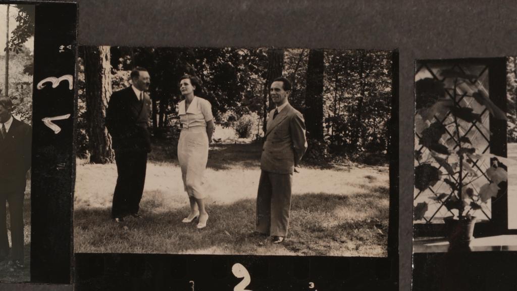 Kontaktbogen aus dem Bestand von Heinrich Hoffmann, jetzt National Archive: Adolf Hitler ist mit Joseph Goebbels (Reichsminister für Volksaufklärung) zu Besuch bei Leni Riefenstahl in ihrer Villa in Berlin-Dahlem (1937)