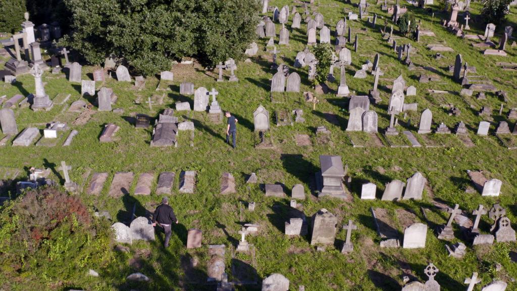 Klaus und David Fried auf dem Londoner Friedhof. Foto: HANFGARN & UFER Filmproduktion GbR