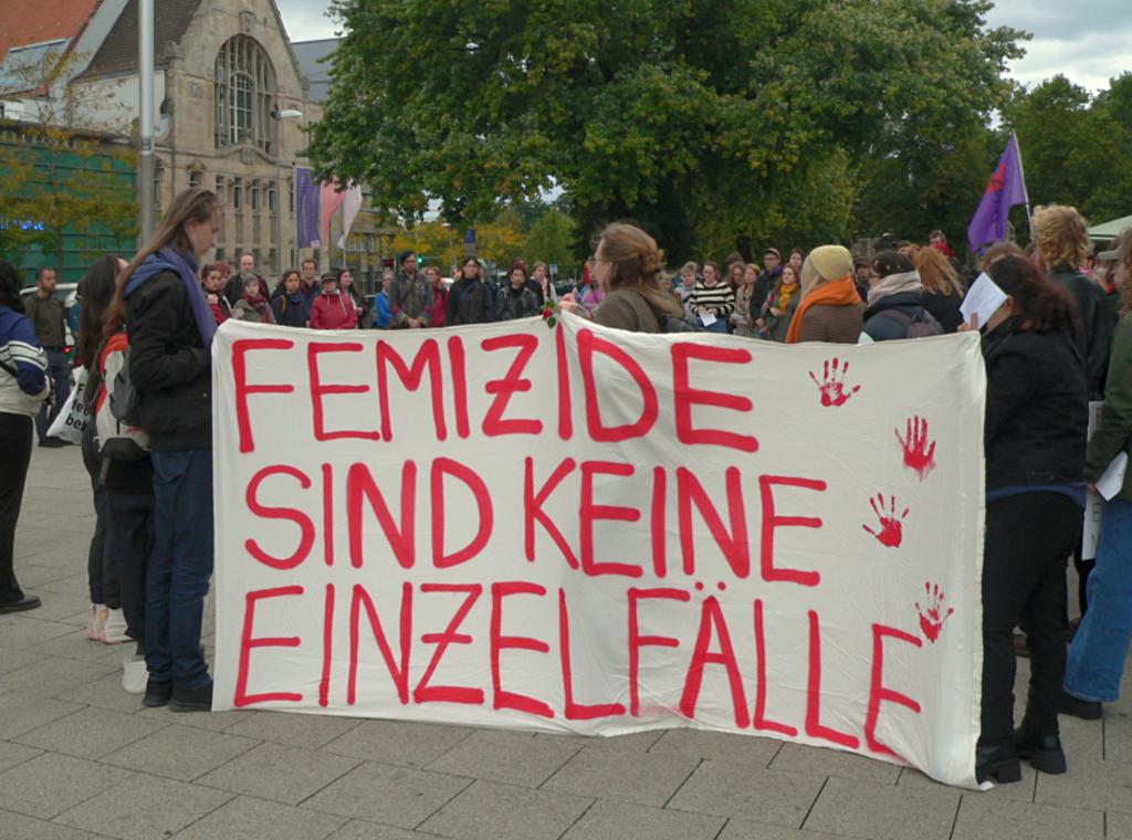 Gedenkveranstaltung auf dem Goseriedeplatz Hannover für eine in Burgdorf getötete 37-jährige