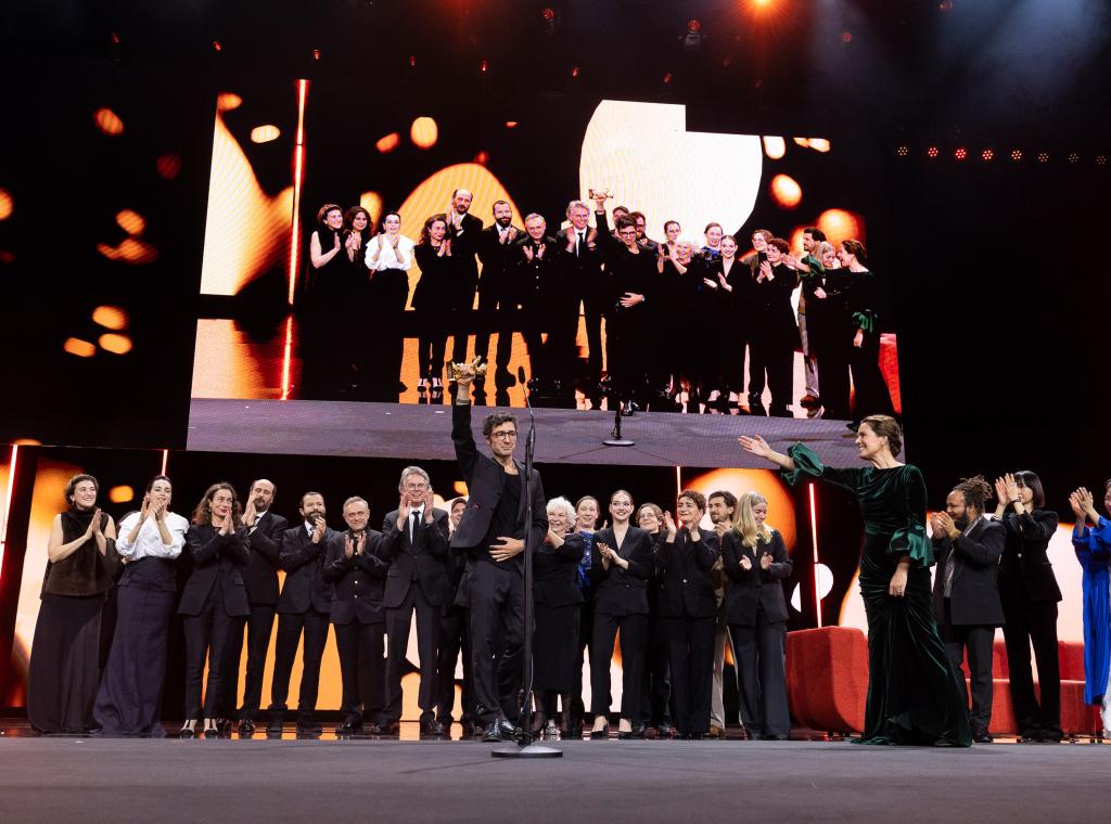 Die Gewinner des Goldenen Bären für den Besten Film 2026: Der Regisseur des Films "Gelbe Briefe", İlker Çatak, mit Produzent Ingo Fliess und dem ganzen Filmteam © Richard Hübner / Berlinale 2026