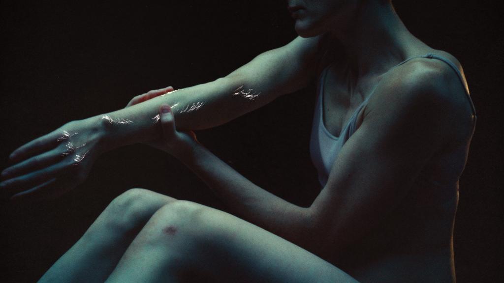 „Die Schmerzen werden irgendwie weniger, aber ja…das was du seelisch mitmachst…“ , Performanceszene. Fassaden © Rotzfrech Cinema UG