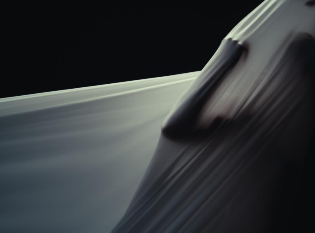 Performanceszene mit Tuch. Fassaden © Rotzfrech Cinema UG