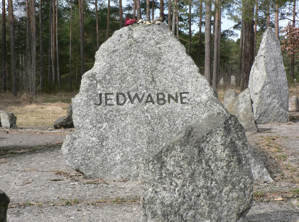 Stein mit der geschichtsverfälschenden Inschrift „Jedwabne“ auf dem Gelände des ehemaligen NS-Vernichtungslager Treblinka II. Es handelt sich um eine in Stein gemeißelte Lüge in puncto Täterschaft und den Tatort des Verbrechens. Die gesamte jüdische Gemeinschaft von Jedwabne wurde nicht von den Deutschen in Treblinka II ermordet. Foto: Katrin Stoll, 31. März 2022