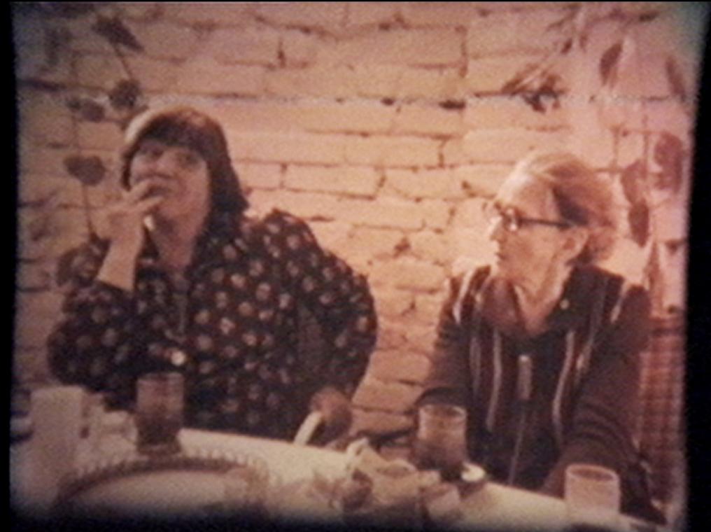 Zwei Frauen im Gespräch