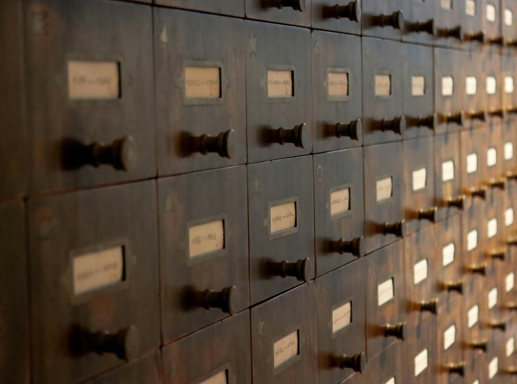 Aktenschrank mit Fächern