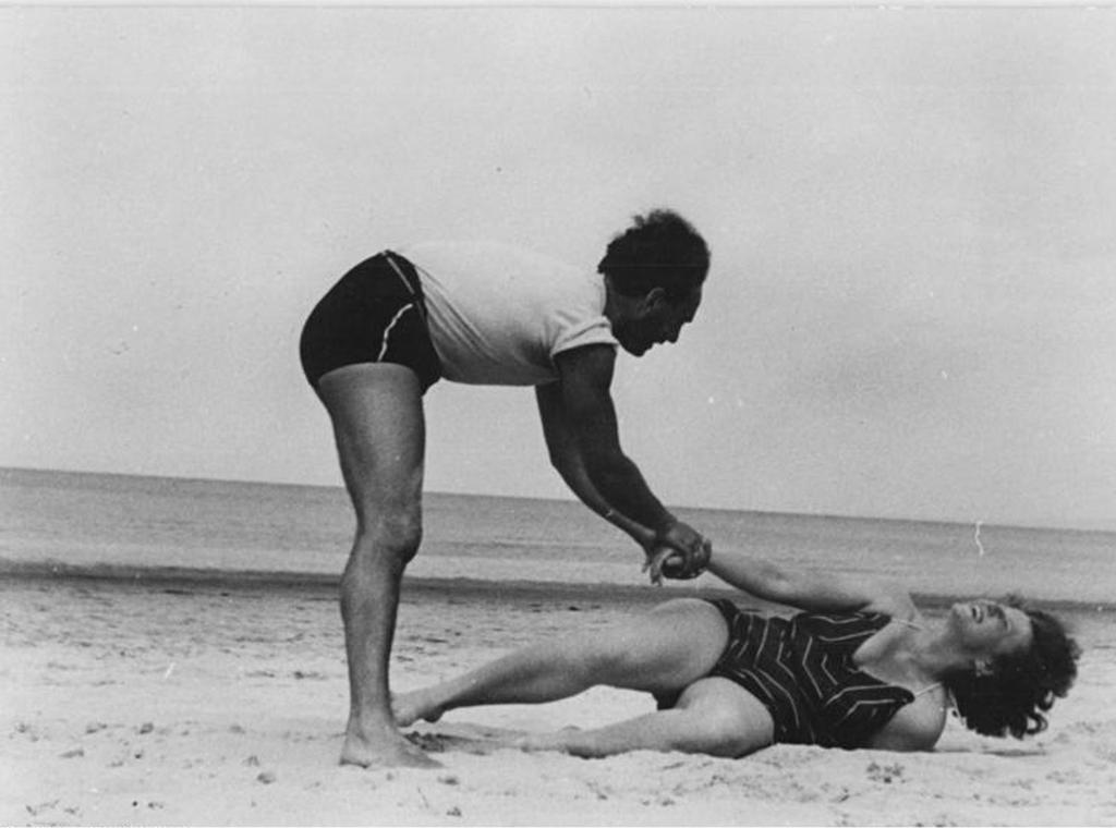Paar am Strand, Sommer 1952