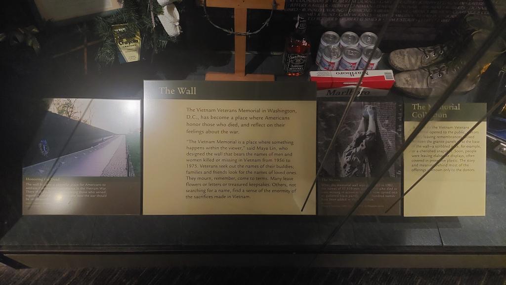 Objekte, die am Vietnam Memorial in Washington abgelegt wurden.