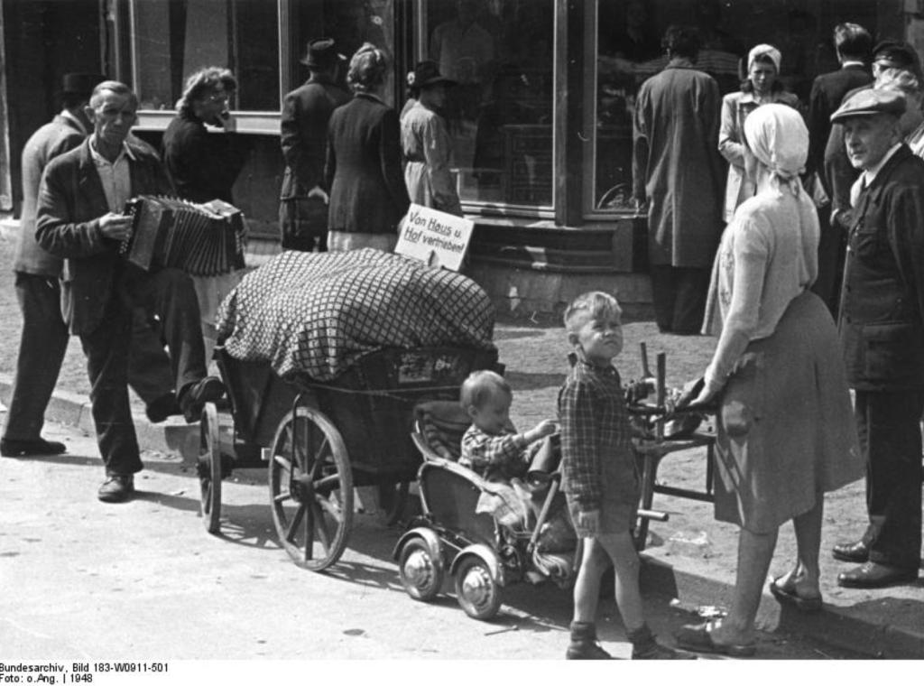 Geflüchtete in einer Einkaufsstraße, 1948