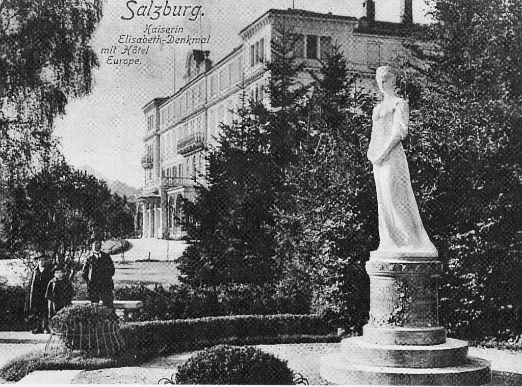 iserin-Elisabeth-Denkmals in Salzburg ca. 1905 im Garten des damaligen Luxushotels Hotel de l'Europe nahe dem Salzburger Hauptbahnhof. Das umliegende Stadtviertel erhielt später den Namen "Elisabeth-Vorstadt.