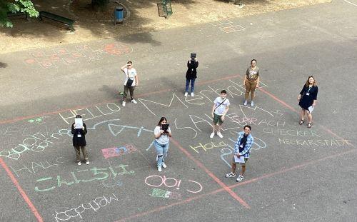 Sprachliche Spuren auf einem Schulhof in der Neckarstadt-West in Mannheim bei einer Sprach-Checker-Aktion im Juni 2023. 