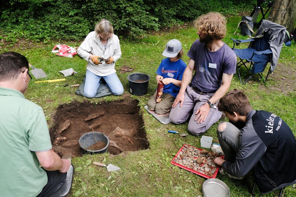 Archäolog:innen bei der Arbeit