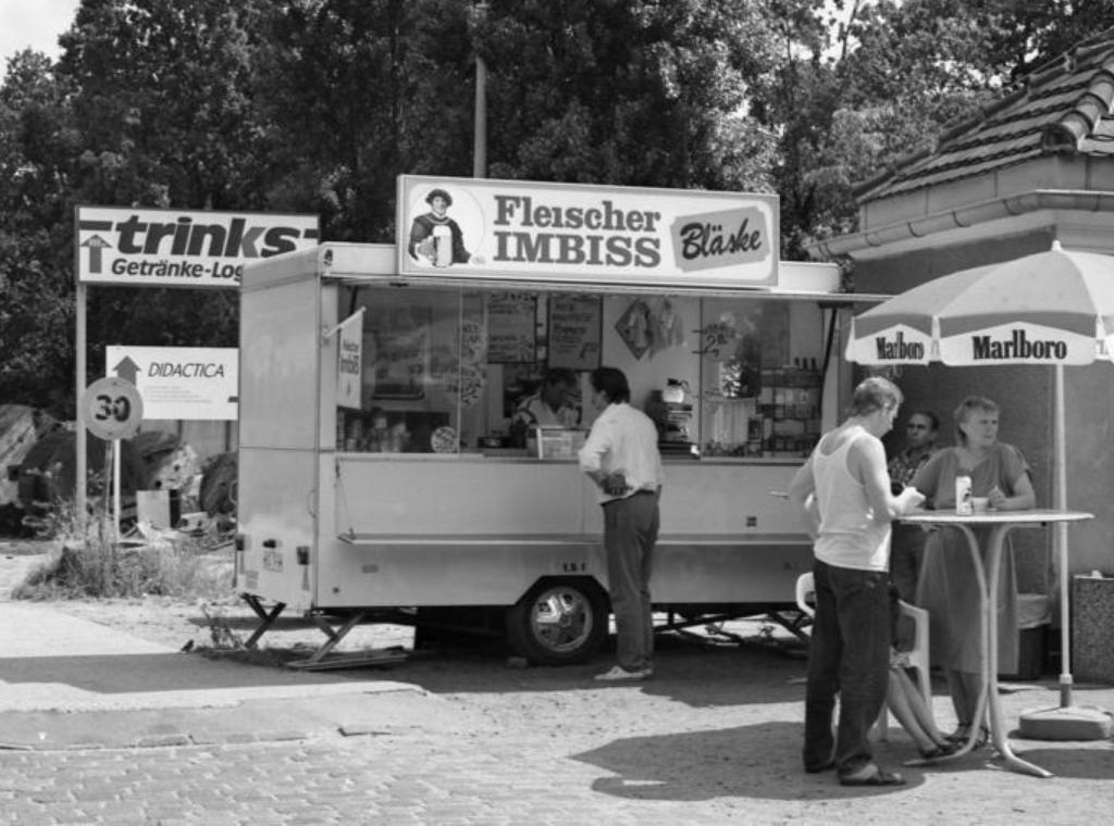 Menschen vor einem Imbisswagen