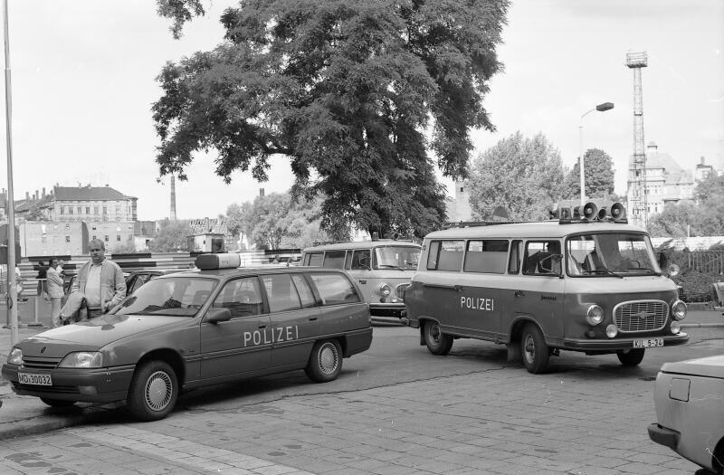 Ein bereits durch die Volkspolizei genutztes Einsatzfahrzeug der DDR-Marke „Barkas“ neben einem neuen Polizeiauto in Halle (Saale), August 1991. 