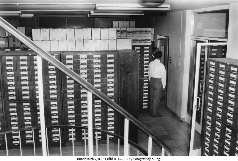Abb.3: Die Zehnfingerabdrucksammlung des Erkennungsdienstes des BKA im Treppenhaus des Hauptgebäudes in Wiesbaden, 1970. Bundesarchiv, B 131 Bild-01425-027.
