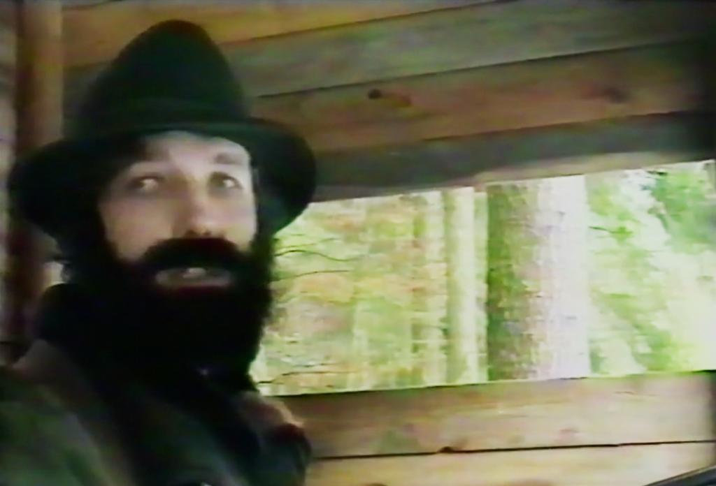 Michael Born als Katzenjäger – Filmstill aus BORN TO FAKE © Across Nations