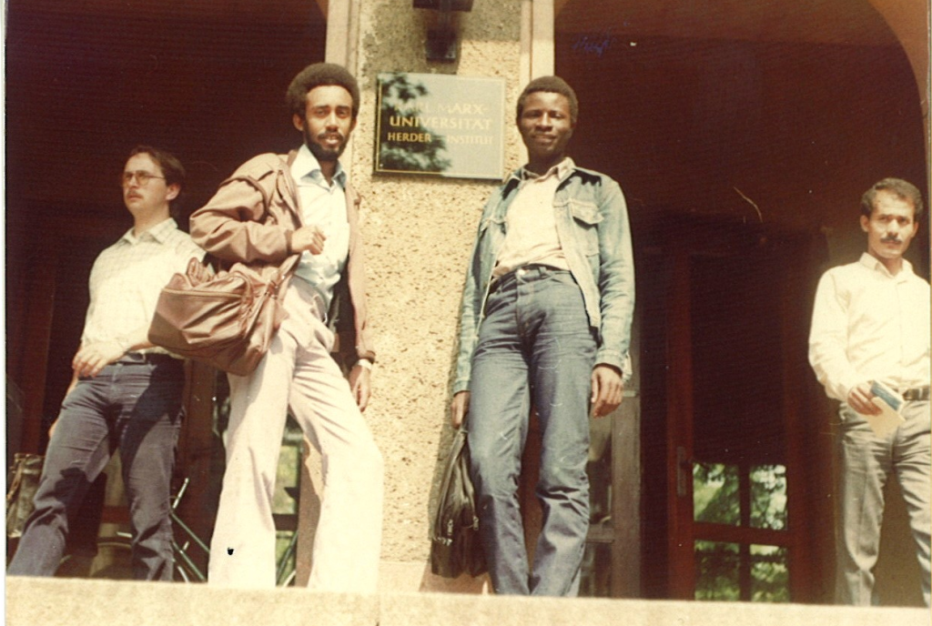 Karamba Diaby vor dem Herder-Institut
