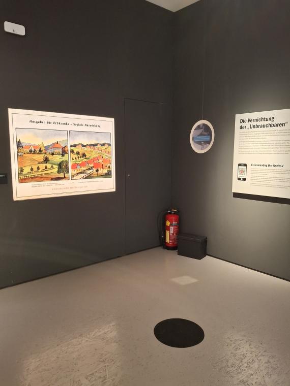 Abb. 1.: Temporäre Intervention in der Dauerausstellung des LGSH „Eine Frage des Standpunkts“. Foto: Lern- und Gedenkort Schloss Hartheim
