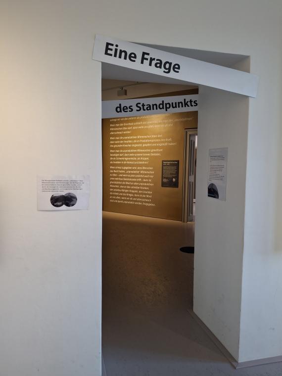 Abb. 2.: Übergang zwischen zwei Ausstellungräumen mit der temporären Intervention „Eine Frage des Standpunkts“. Foto: Lern- und Gedenkort Schloss Hartheim