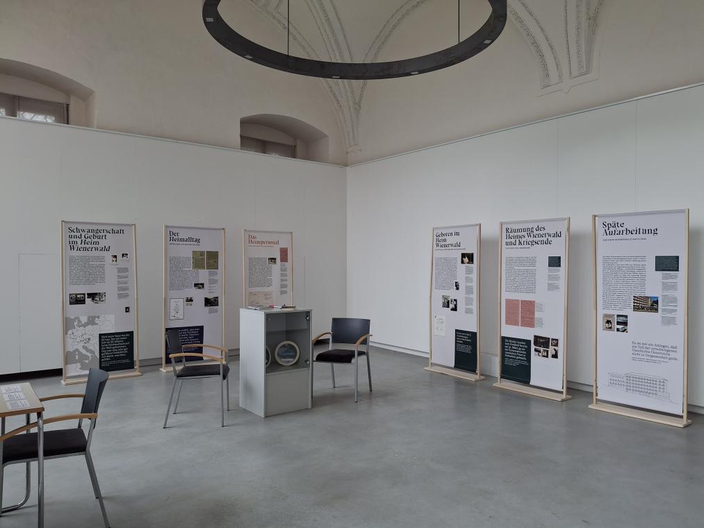 Abb. 4.: Wanderausstellung „Am Rande des Wienerwalds. Der ‚Lebensborn‘ in Feichtenbach“ im LGSH. Foto: Lern- und Gedenkort Schloss Hartheim