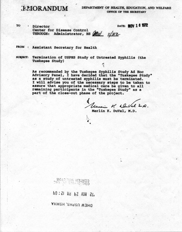 Vermerk des stellvertretenden Gesundheitsministers an den Direktor des Center for Disease Control, in dem die Einstellung der Tuskegee-Syphilis-Studie angeordnet wird