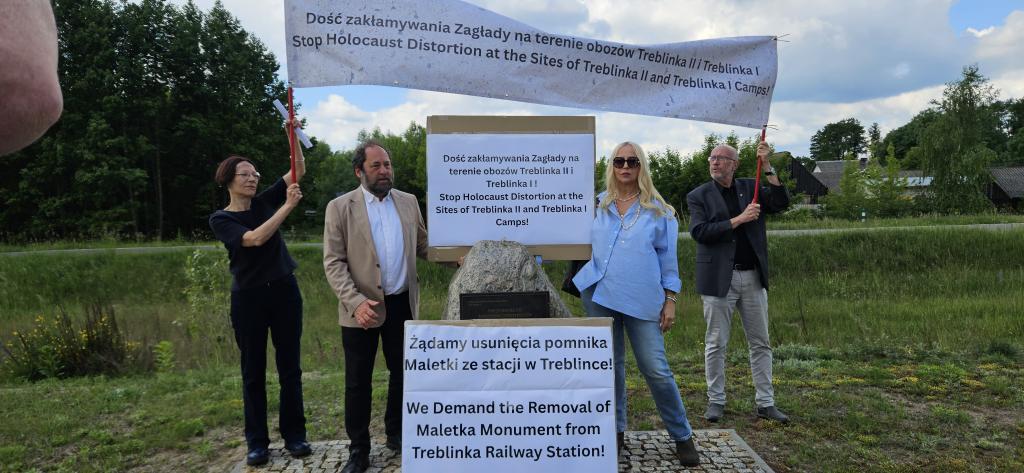 Elżbieta Janicka, Jan Hartman (B’nai B’rith), Beata Lewkowicz (B’nai B’rith) und Jan Grabowski protestieren am 8. Juni an der eh. Bahnhofsstation im Dorf Treblinka gegen die Geschichtsfälschung des Muzeum Treblinka. Foto: Katrin Stoll