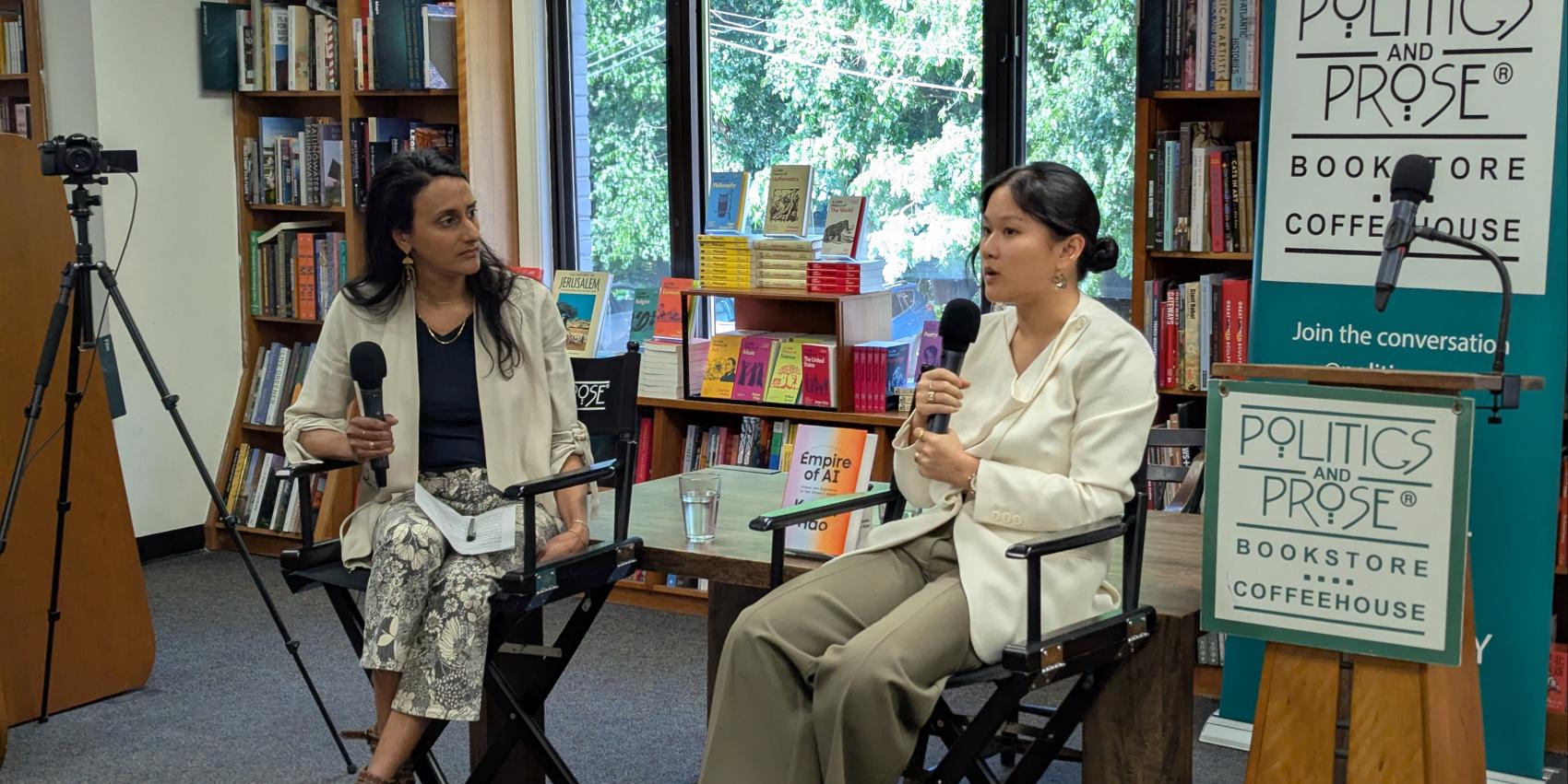Karen Hao spricht über "Empire of AI Dreams and Nightmares in Sam Altman's OpenAI" bei Politics and Prose mit Bina Venkataraman.