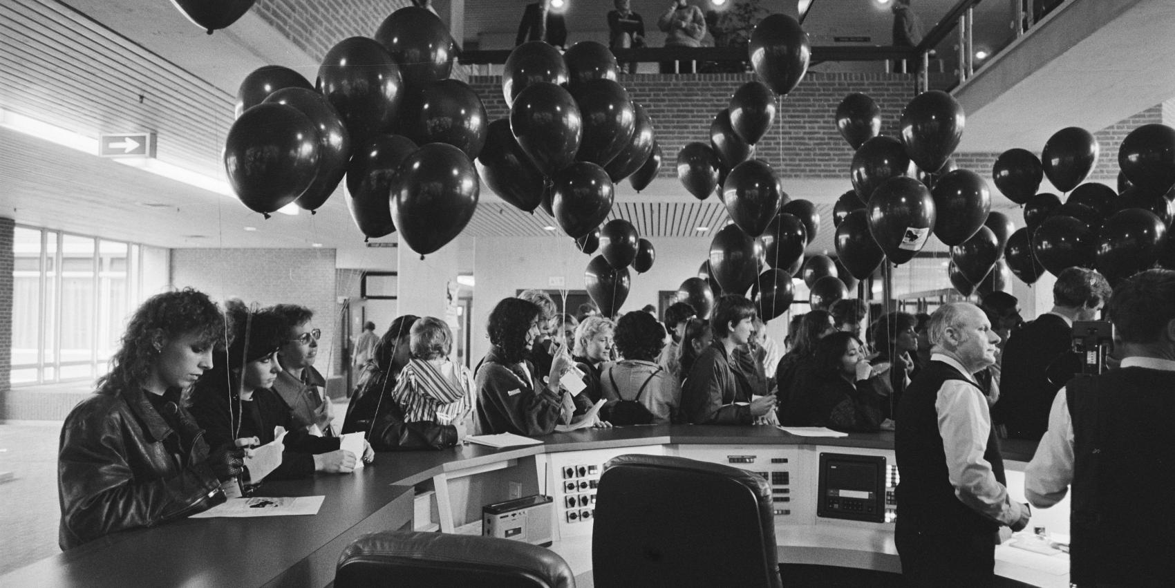  Utrecht, 26. Oktober 1984. Anlässlich des 10-jährigen Bestehens von "Blijf van mijn lijf" (Bleib mir vom Leib) erstatten Aktivistinnen bei der Polizei symbolisch Anzeige wegen Gewalt an Frauen. Diese Bewegung hatte 1974 das erste Frauenhaus in Amsterdam gegründet. Lizenz: CC BY-SA 4.0, via Wikimedia Commons.