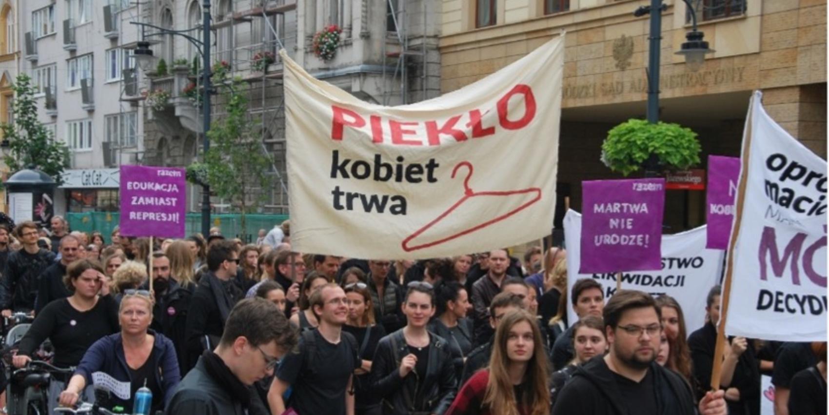 Proteste in Polen gegen Verschärfung des Abtreibungsgesetzes, „Die Hölle der Frauen“. Silar, CC BY-SA 4.0, via Wikimedia Commons.