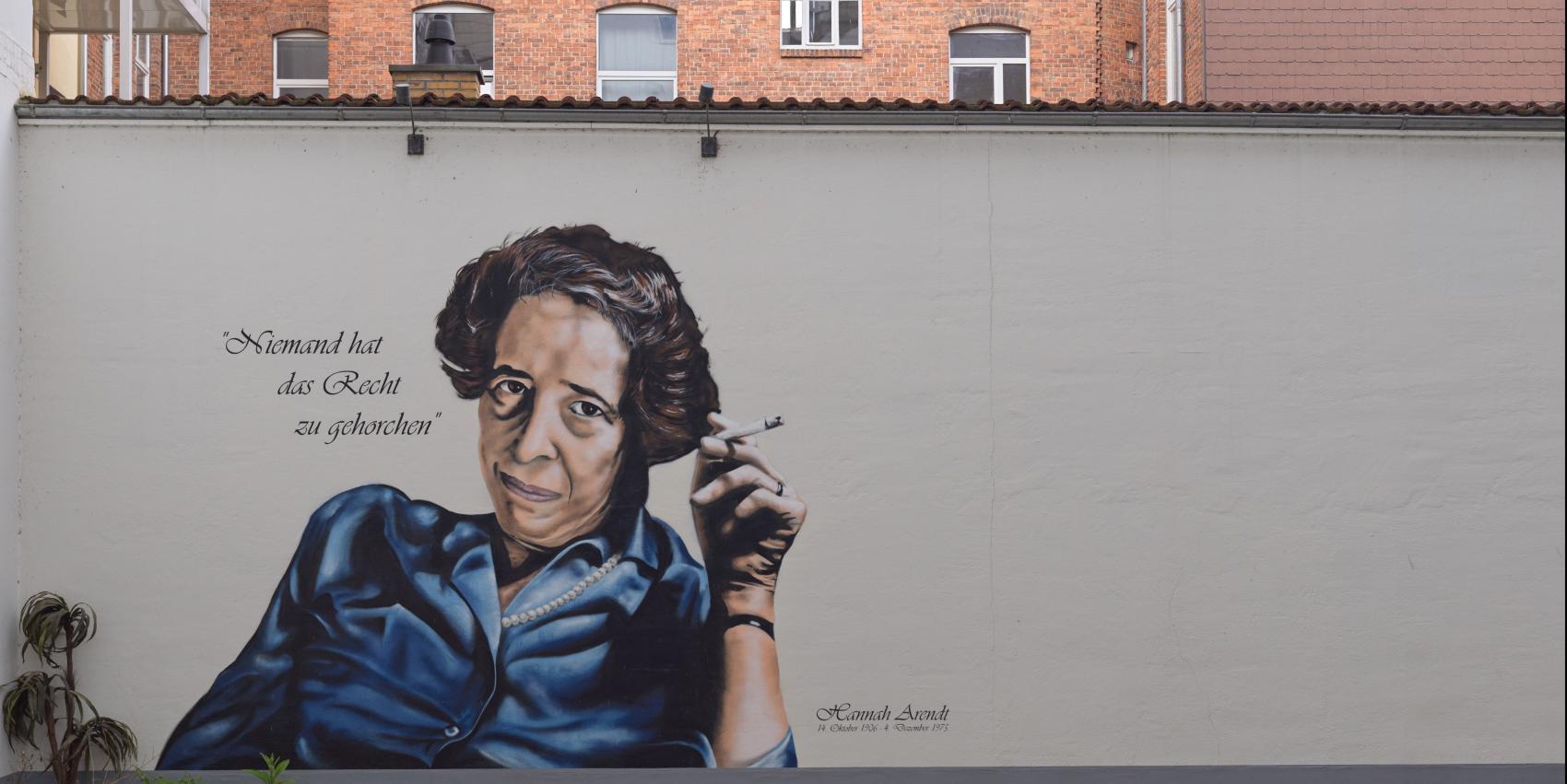 Hannah Arendt im Hof ihres Geburtshauses. Foto: Hannes Grobe (2024), CC BY-SA 4.0, Wikimedia Commons.
