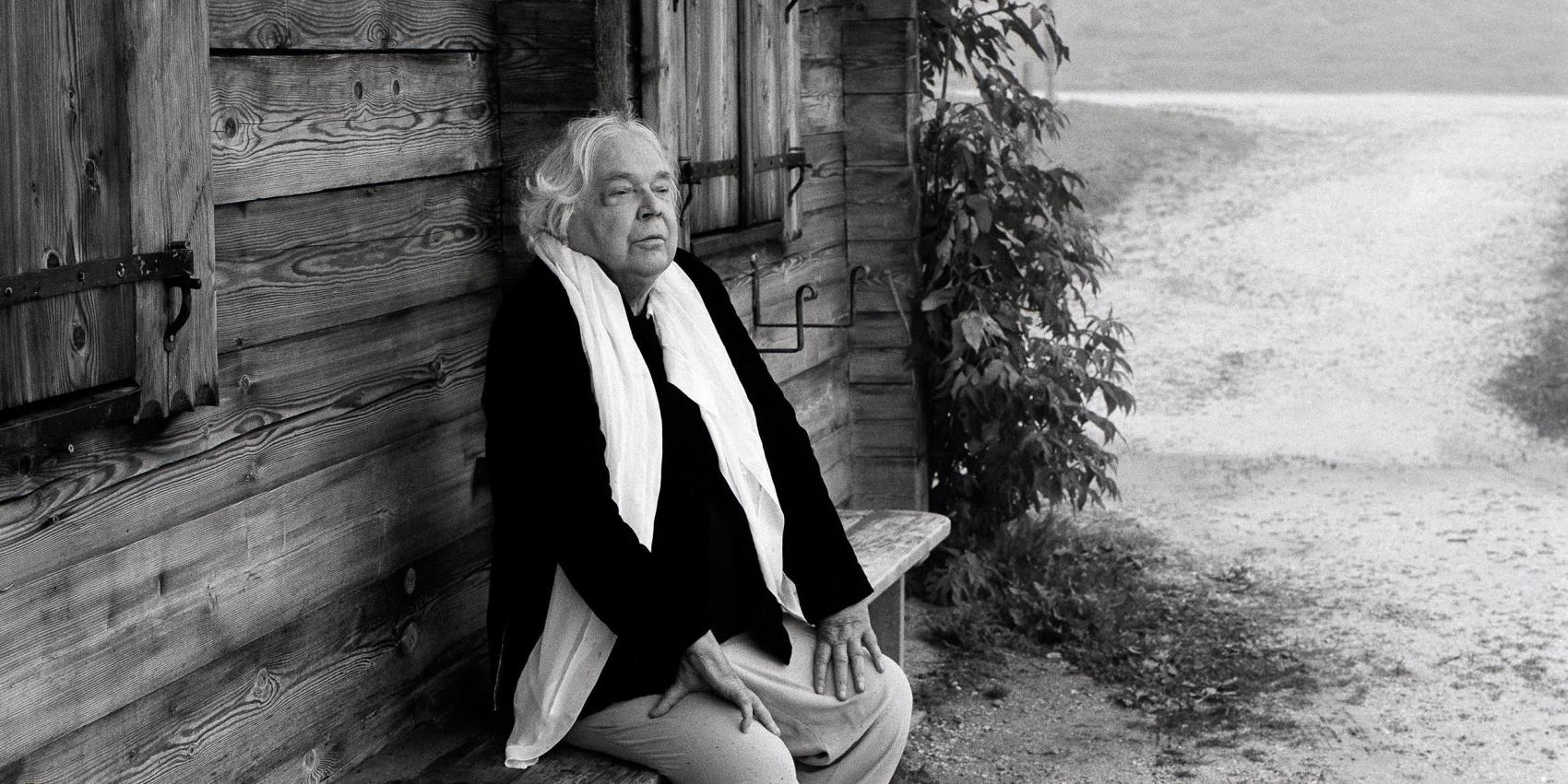 Thomas Harlan, auf einer Bank vor einer Hütte im Berchtesgadener Land sitzend, 2007.