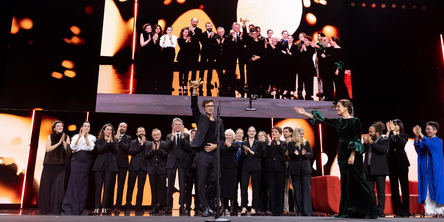 Die Gewinner des Goldenen Bären für den Besten Film 2026: Der Regisseur des Films "Gelbe Briefe", İlker Çatak, mit Produzent Ingo Fliess und dem ganzen Filmteam © Richard Hübner / Berlinale 2026