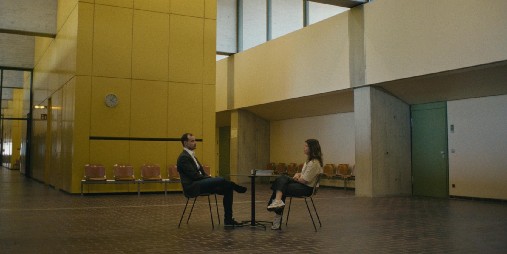 Gegenübersitzende Personen