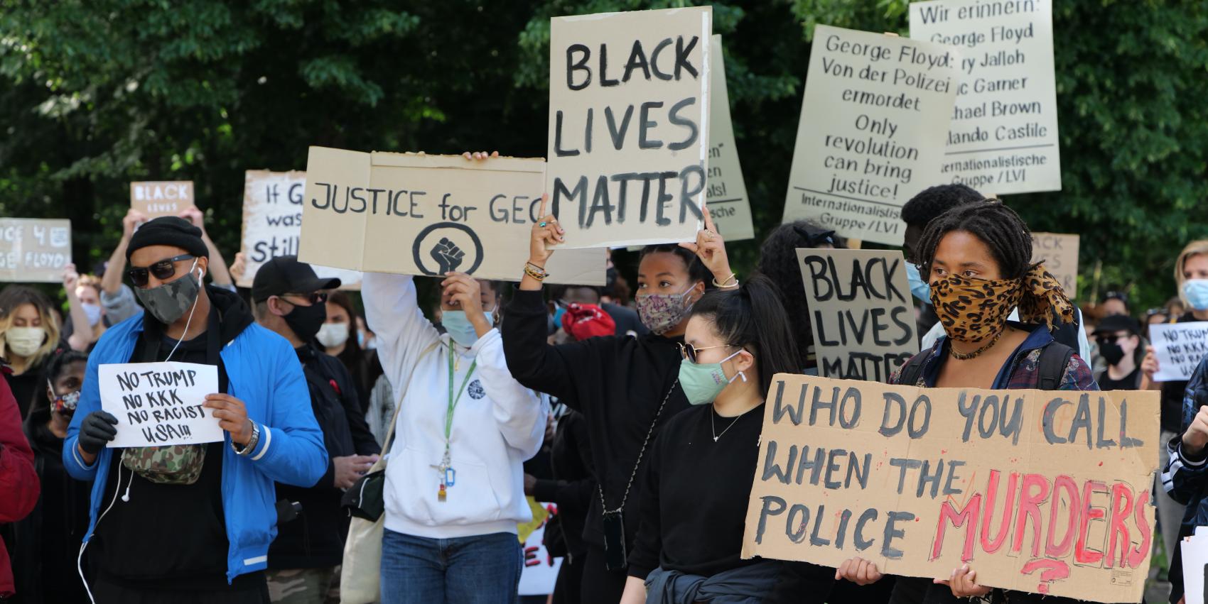 Kundgebung gegen Rassismus und Polizeigewalt an der Botschaft der USA in Berlin nach dem Mord an George Floyd durch einen Polizisten in den USA am 30. Mai 2020