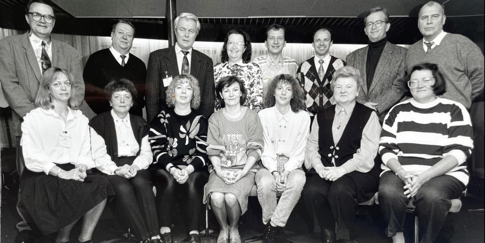Das Bild zeigt ostdeutsche Mitarbeitende der „DAAD-Arbeitsstelle Berlin-Mitte“ (ASBM) mit dem westdeutschen Leiter des Büros (3. von links oben) auf einem Betriebsausflug in Rostock 1993. 