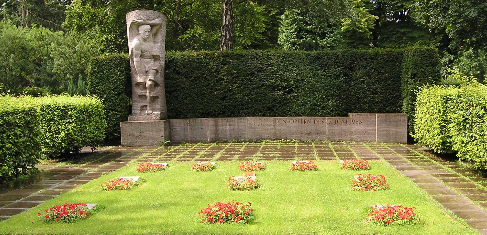 Berlin, Urnenfriedhof Seestraße, Gedenkstätte für die Opfer des 17. Juni 1953. Skulptur: Karl Wenke.