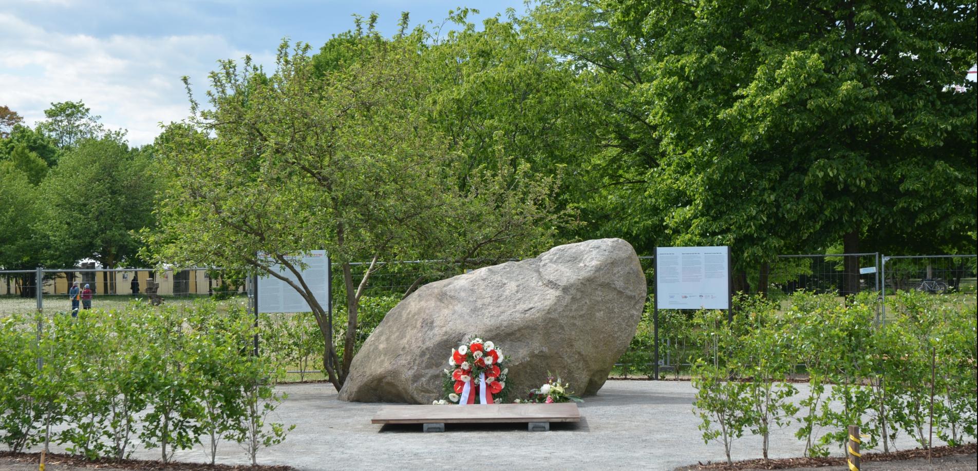 Temporärer Gedenkstein für die Opfer der deutschen Besatzung in Polen 1939-1945, aufgestellt am 16. April  2025 an der Stelle der Berliner Kroll-Oper.  Zukünftig ist ein dauerhaftes Mahnmal geplant in Verbindung mit einer Dokumentations- und Begegnungsstelle, dem bereits konzipierten Deutsch-Polnischen Haus (https://deutschpolnischeshaus.de/).