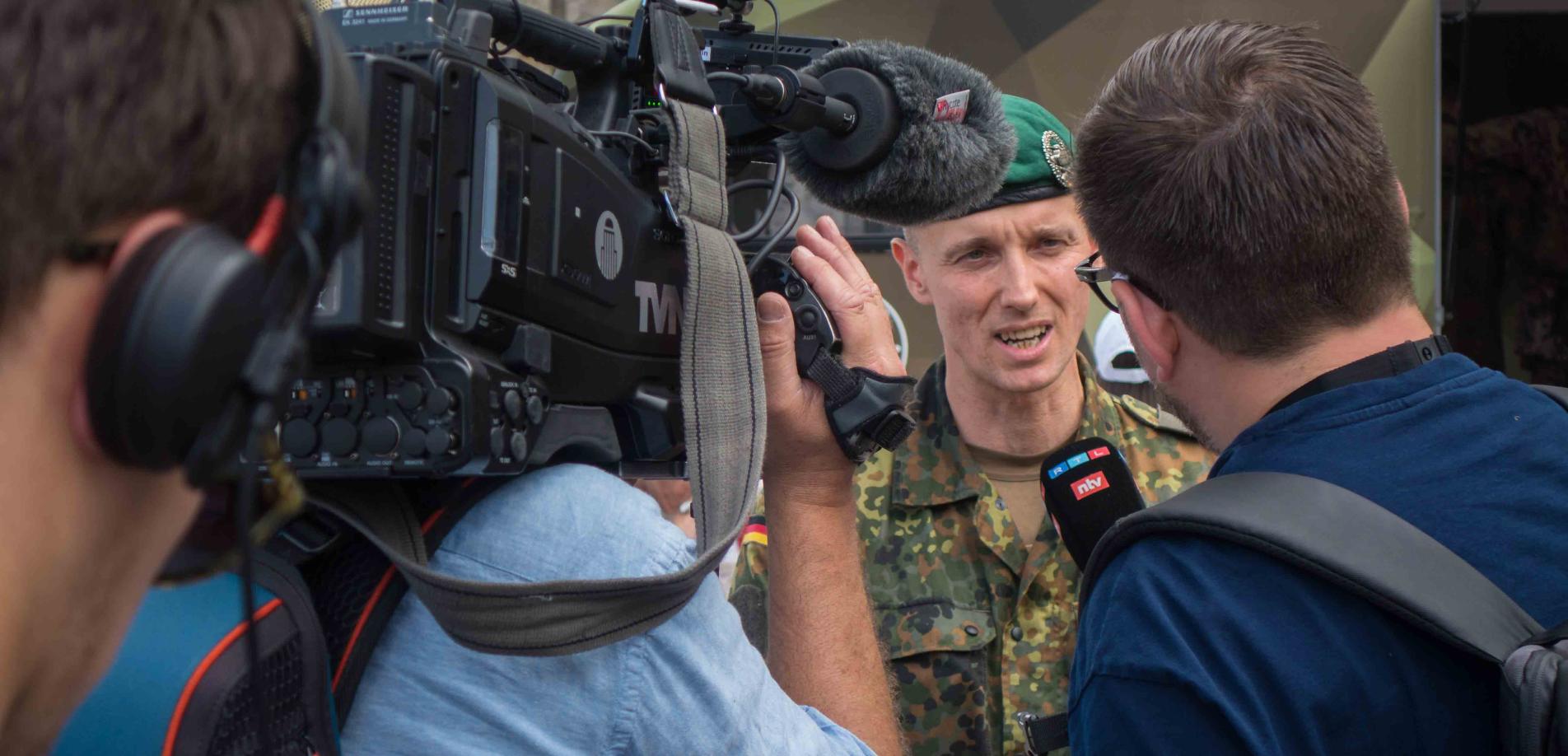 Oberstleutnant i. G. Marcel Bohnert im Interview am „Nationalen Veteranentag“ in Berlin, 15.6.2025, Fotograf: Stephan Horn