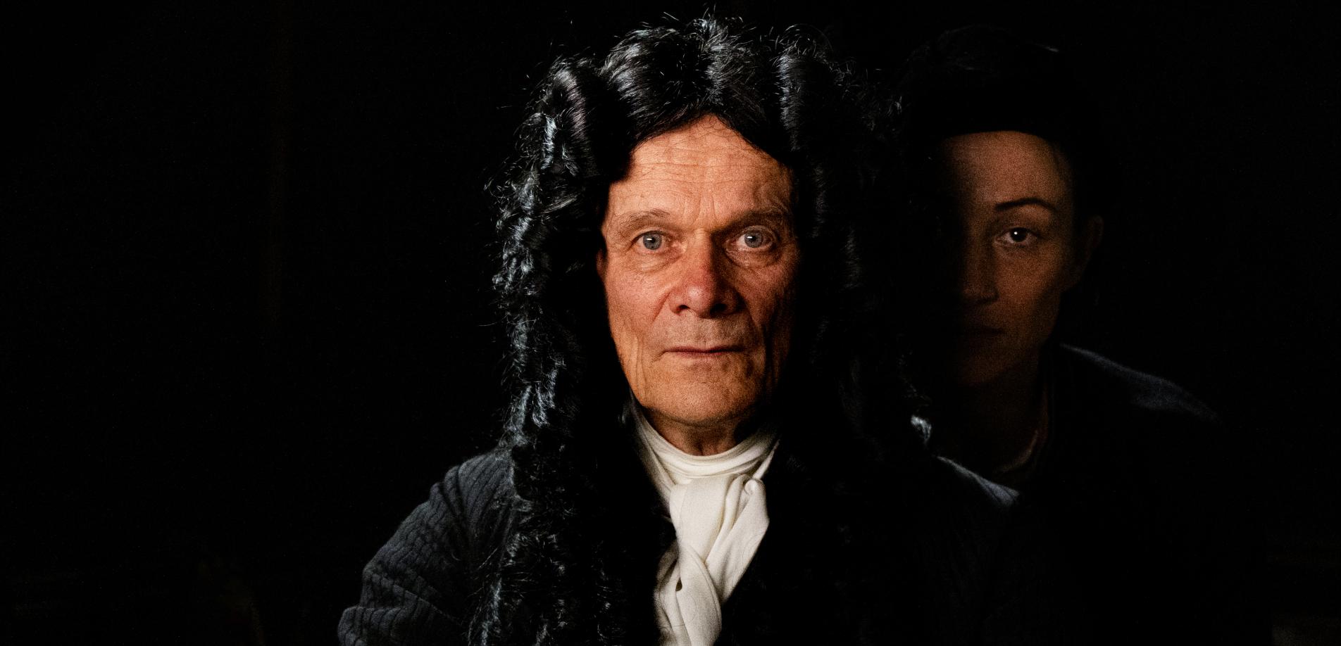 Der Unviersalgelehrte Gottfried Wilhelm Leibniz (Edgar Selge) soll von einer Künstlerin (Aenne Schwarz) porträtiert werden. (©️ Ella Knorz)