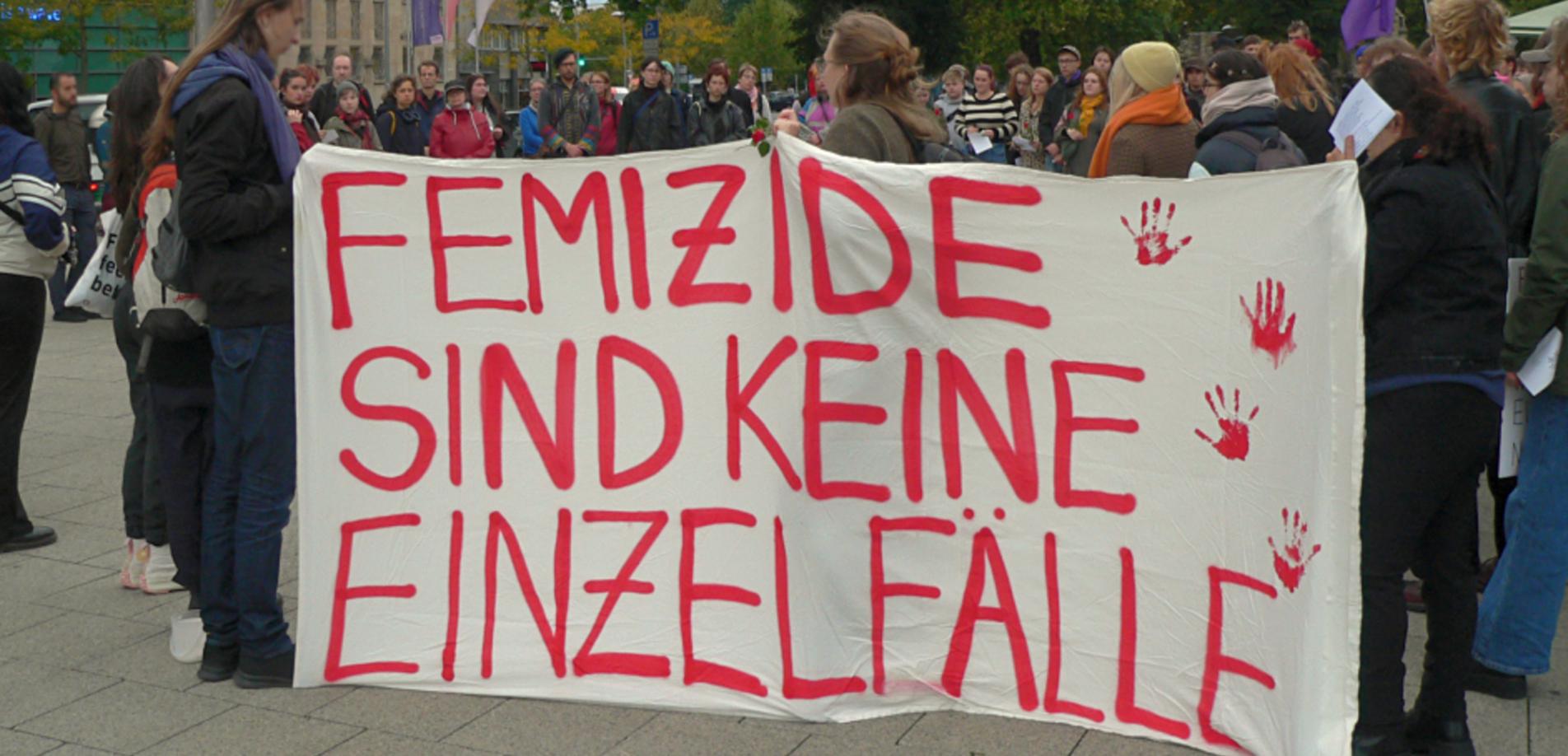 Gedenkveranstaltung auf dem Goseriedeplatz Hannover für eine in Burgdorf getötete 37-jährige