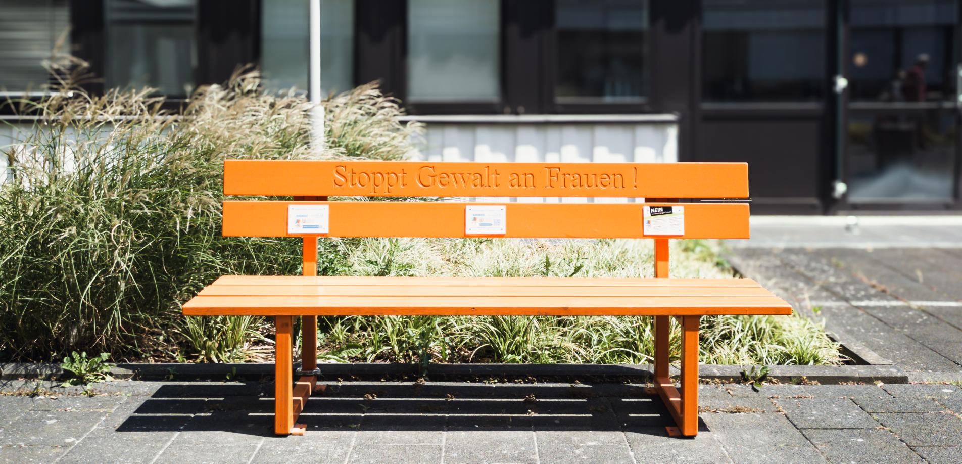 „Orange Bank gegen Gewalt an Frauen“ vor dem Haupteingang des HELIOS-Klinikums Bonn/Rhein-Sieg. Foto: Elke Wetzig (Elya), 20.07.2024. Lizenz: CC BY-SA 4.0, via Wikimedia Commons.