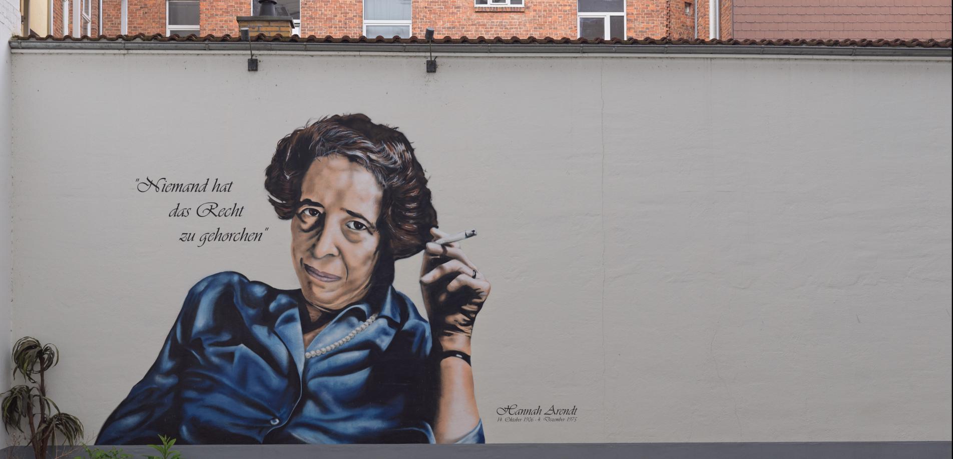 Hannah Arendt im Hof ihres Geburtshauses. Foto: Hannes Grobe (2024), CC BY-SA 4.0, Wikimedia Commons.