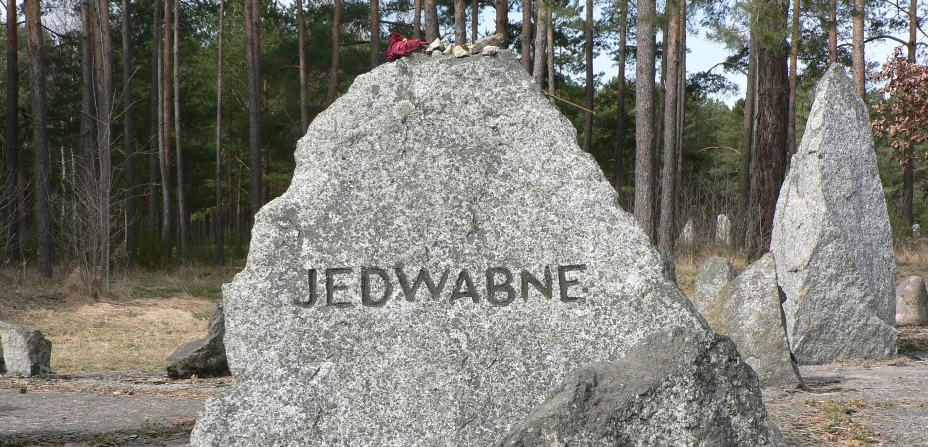 Stein mit der geschichtsverfälschenden Inschrift „Jedwabne“ auf dem Gelände des ehemaligen NS-Vernichtungslager Treblinka II. Es handelt sich um eine in Stein gemeißelte Lüge in puncto Täterschaft und den Tatort des Verbrechens. Die gesamte jüdische Gemeinschaft von Jedwabne wurde nicht von den Deutschen in Treblinka II ermordet. Foto: Katrin Stoll, 31. März 2022