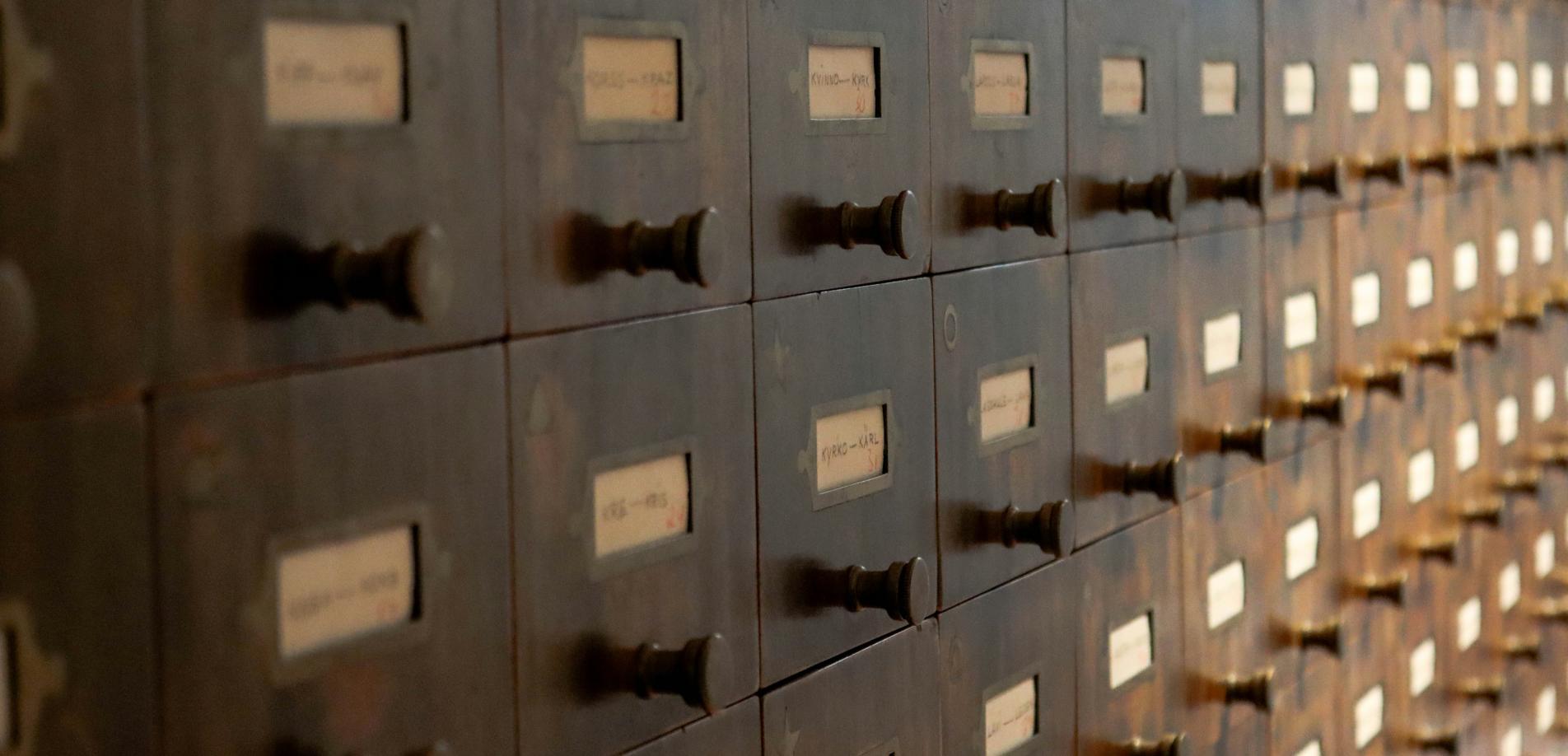 Aktenschrank mit Fächern