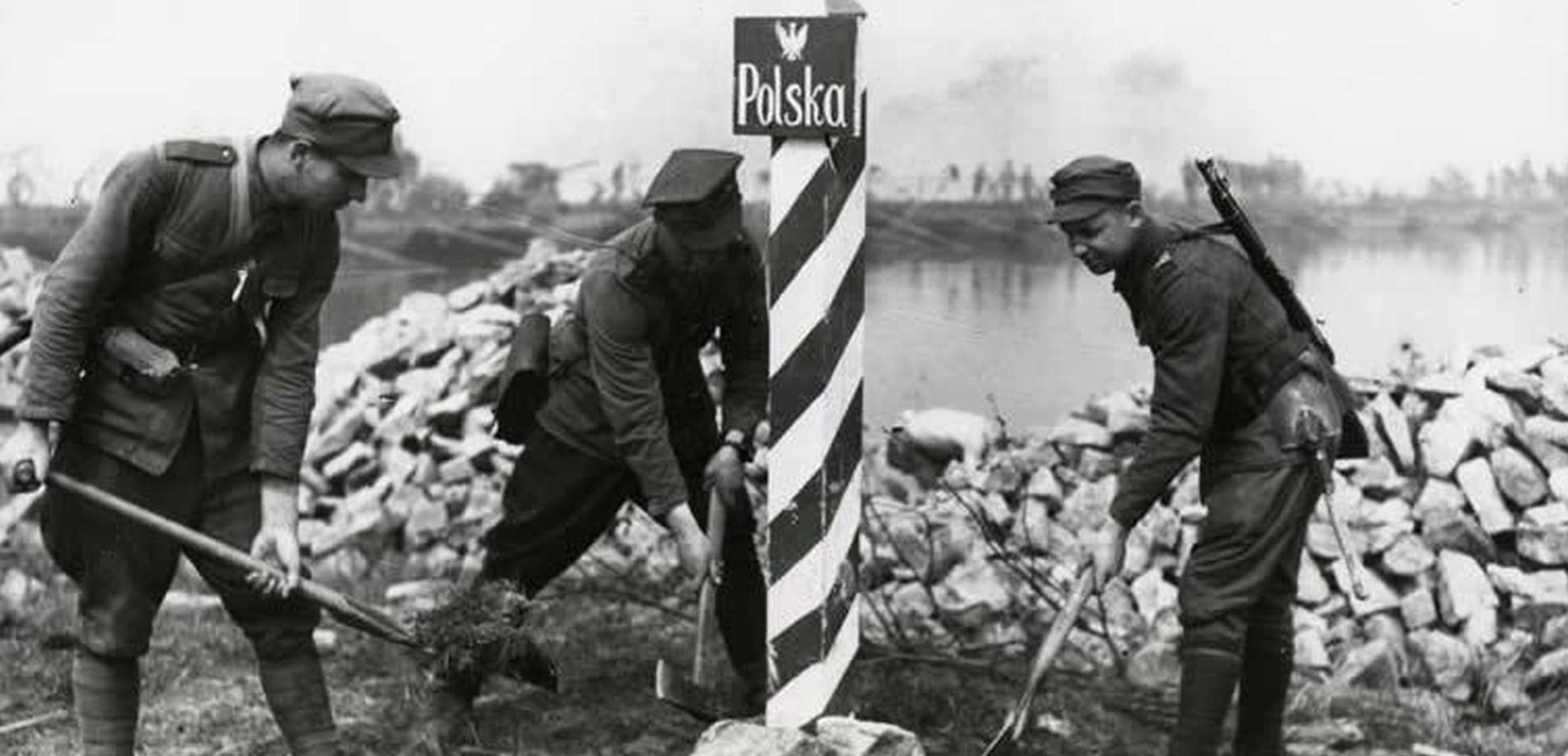 Drei Soldaten markieren 1945 die deutsch-polnische Grenze