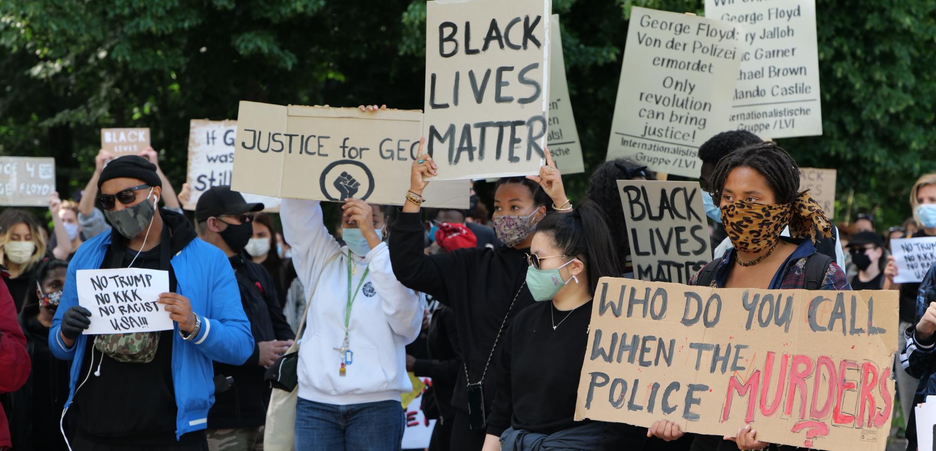Kundgebung gegen Rassismus und Polizeigewalt an der Botschaft der USA in Berlin nach dem Mord an George Floyd durch einen Polizisten in den USA am 30. Mai 2020