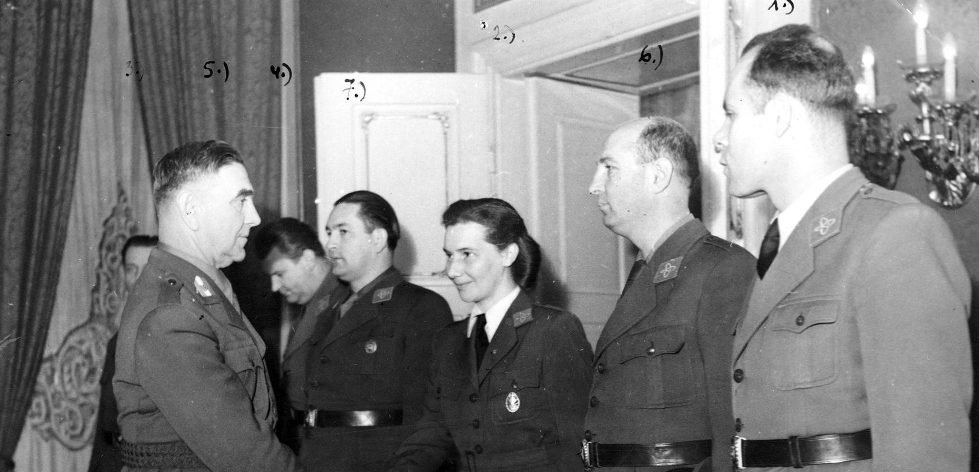 Irena Javor schüttelt Ante Pavelić die an, daneben stehen weitere Faschisten